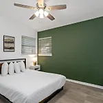 Airport Executive Home, 2 Bed 1 Bath
