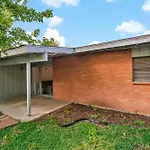 Airport Executive Home, 2 Bed 1 Bath