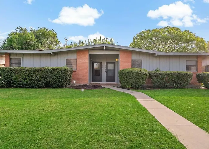 Airport Executive Home, 2 Bed 1 Bath