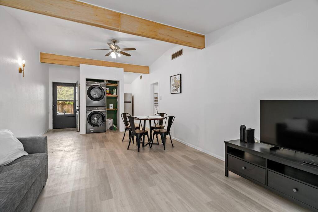 Airport Executive Home, 2 Bed 1 Bath *