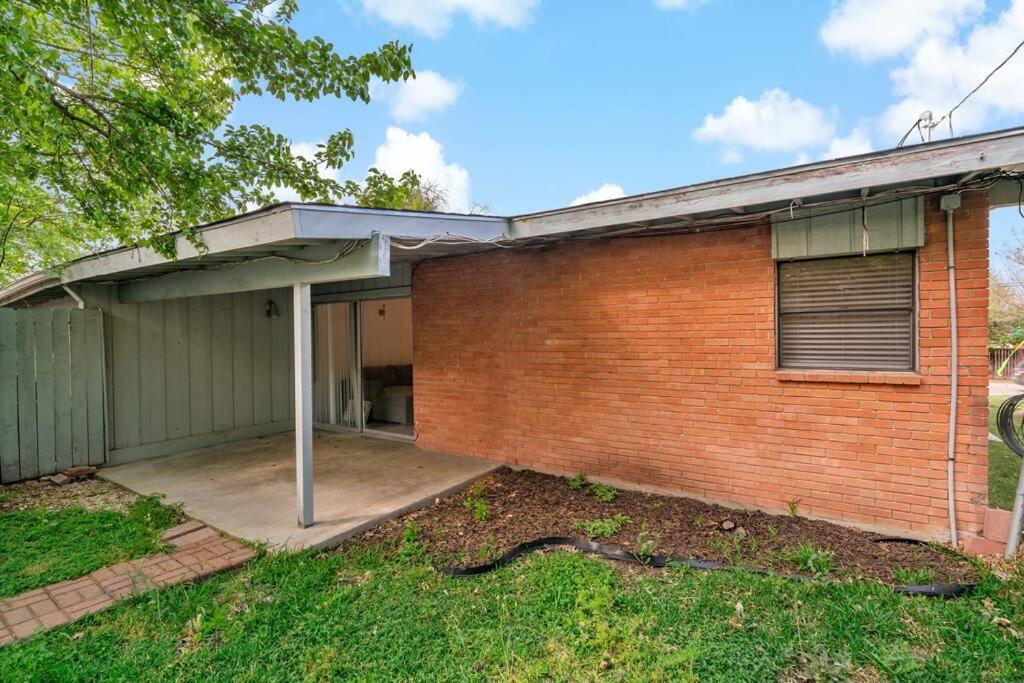 Airport Executive Home, 2 Bed 1 Bath * San Antonio