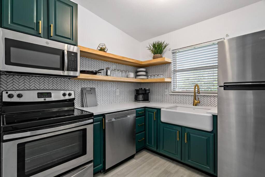 Airport Executive Home, 2 Bed 1 Bath Ferienhaus *