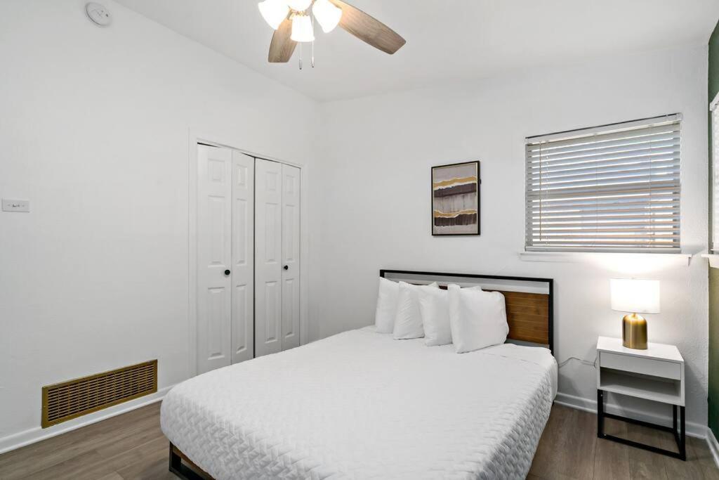 Airport Executive Home, 2 Bed 1 Bath Ferienhaus *
