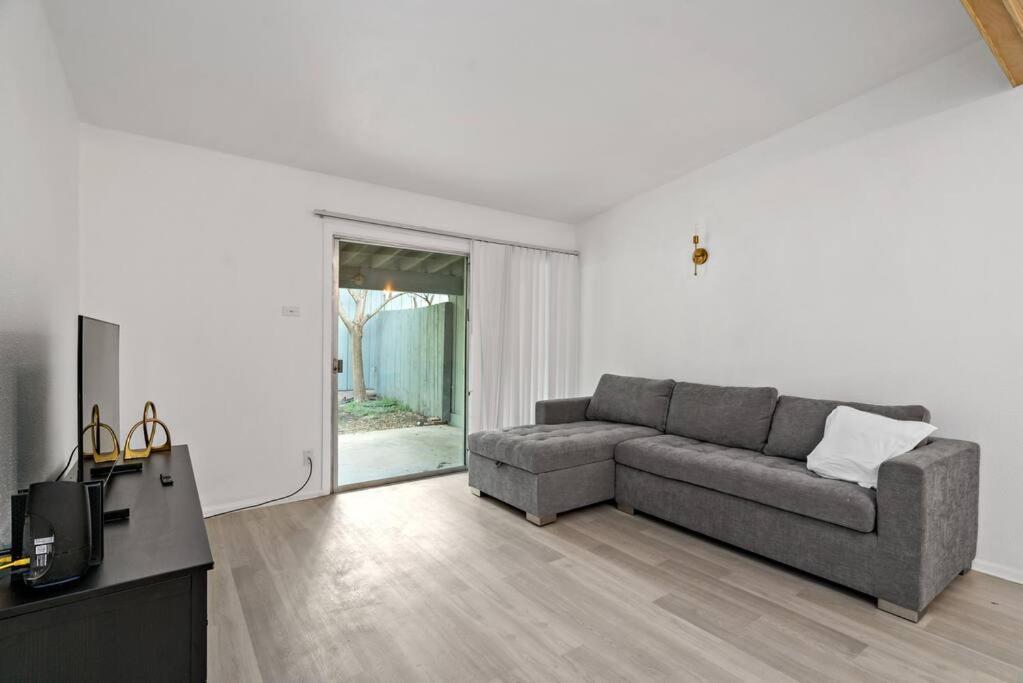 Airport Executive Home, 2 Bed 1 Bath Ferienhaus *